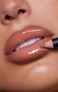 اول رژ لب رو بزنید و بعد مداد لب